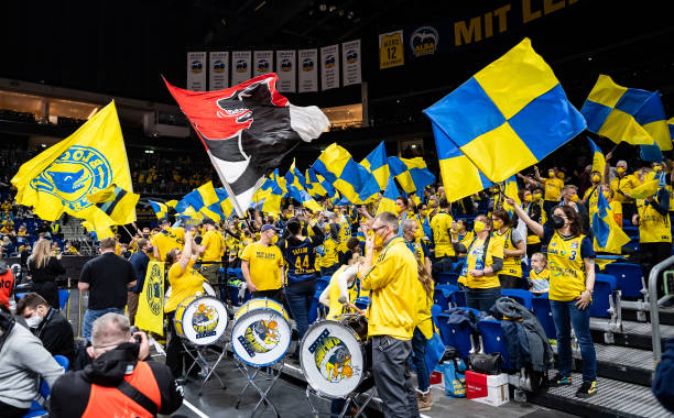 记者：今日国安一线队训练，来自国安六个年龄段的教练组现场观摩.