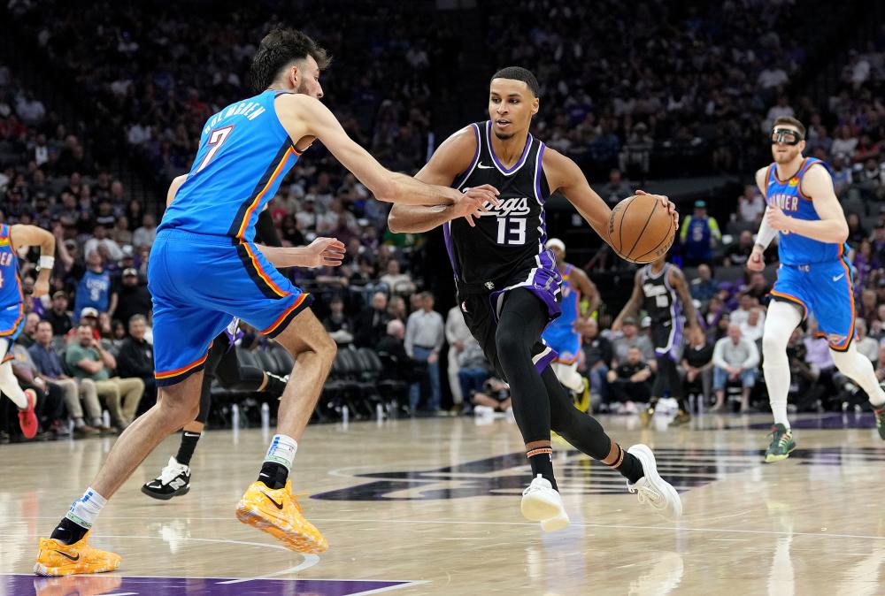 穆雷问梅西能否搞定斯托克城的雨夜，梅西用西语回答“闭嘴”.